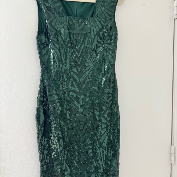 Elegant Green Sequin Midi Dress - Picture 6 of 7